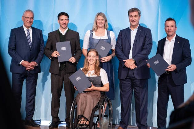 Bilder des Jahres 2022, Sport 09 September Sport Themen der Woche KW37 Sport Bilder des Tages Ernennung der Sportbotschafter Bayerns in München Joachim Herrmann, Felix Neureuther, Natalie Geisenberger, Markus Söder, Lothar Matthäus und Anna Schaffelhuber. Am 15. September 2022 wurden fünf prominente Persönlichkeiten zum bayrischen Botschaftern des Sports von Ministerpräsident Markus Söder (CSU) und Sportminister Joachim Herrmann (CSU) ernannt. Die fünf ernannten sind Natalie Geisenberger, Anne Haug, Lothar Matthäus. Felix Neureuther, Anna Schaffelhuber. Anne Haug konnte nicht persönlich anwesend sein. * Joachim Herrmann, Felix Neureuther, Natalie Geisenberger, Markus Soeder, Lothar Matthaeus and Anna Schaffelhuber. On September 15, 2022, five prominent personalities were appointed Bavarian Messengers of by Prime Minister Markus Soeder (CSU) and Sports Minister Joachim Herrmann (CSU). The five appointed are Natalie Geisenberger, Anne Haug, Lothar Matthaeus. Felix Neureuther, Anna Schaffelhuber. Anne Haug could not be present in person. München Bayern Germany Copyright: xmufkinnphotosx