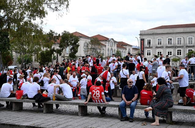Football, men, 2022 2023 season, Europa League, Sporting Braga 1 FC Union Berlin group stage, Group D, Matchday 2 , Union fans gathered at Praca Conde Agrolongo in downtown Braga in the afternoon, where the white motto shirts with the inscription travel squad were also issued, 15 09 2022, Copyright: xMatthiasxKochx