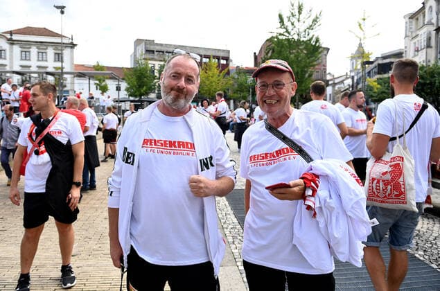 Football, men, 2022 2023 season, Europa League, Sporting Braga 1 FC Union Berlin group stage, Group D, Matchday 2 , Union fans gathered at Praca Conde Agrolongo in downtown Braga in the afternoon, where the white motto shirts with the inscription travel squad were also issued for 10 euros, 15 09 2022, Copyright: xMatthiasxKochx