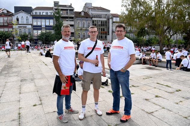 Football, men, 2022 2023 season, Europa League, Sporting Braga 1 FC Union Berlin group stage, Group D, Matchday 2 , Union fans gathered at Praca Conde Agrolongo in downtown Braga in the afternoon, where the white motto shirts with the inscription travel squad were also issued for 10 euros, 15 09 2022, Copyright: xMatthiasxKochx