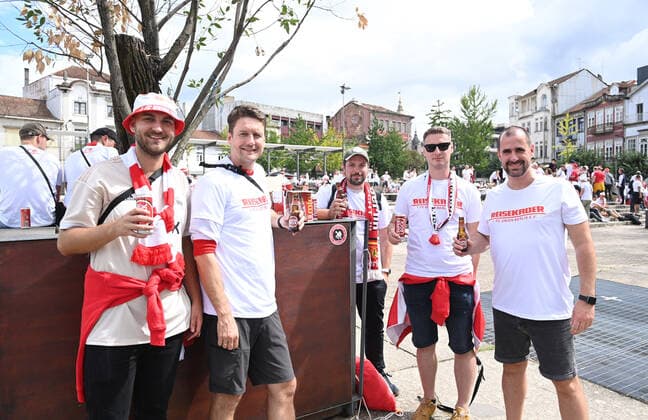Football, men, 2022 2023 season, Europa League, Sporting Braga 1 FC Union Berlin group stage, Group D, Matchday 2 , Union fans gathered at Praca Conde Agrolongo in downtown Braga in the afternoon, where the white motto shirts with the inscription travel squad were also issued for 10 euros, 15 09 2022, Copyright: xMatthiasxKochx