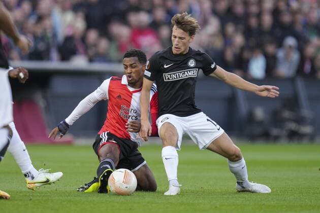 ROTTERDAM, 15-09-2022, Stadium Feijenoord, De Kuip, UEFA Europa League, Feyenoord - Sturm Graz, season 2022 2023, Feyenoord midfielder Quinten Timber , Sturm Graz player Jakob Jantscher Feyenoord - Sturm Graz  x18340823x Copyright:
