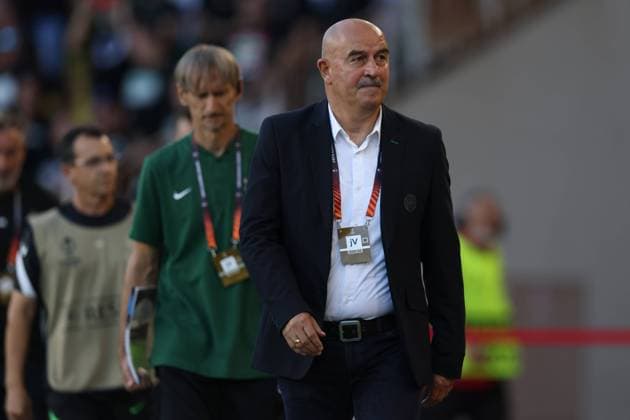 Fußball, EL, AS Monaco - Ferencvaros Budapest Monaco, Monaco, 15th September 2022. Stanislav Cherchesov Head coach of Ferencvaros makes his way to the bench prior to kick off in the UEFA Europa League match at Stade Louis II, Monaco. Picture credit should read: Jonathan Moscrop Sportimage EDITORIAL USE ONLY. No use with unauthorised audio, video, data, fixture lists, club league logos or live services. Online in-match use limited to 120 images, no video emulation. No use in betting, games or single club league player publications. SPI-1868-0002