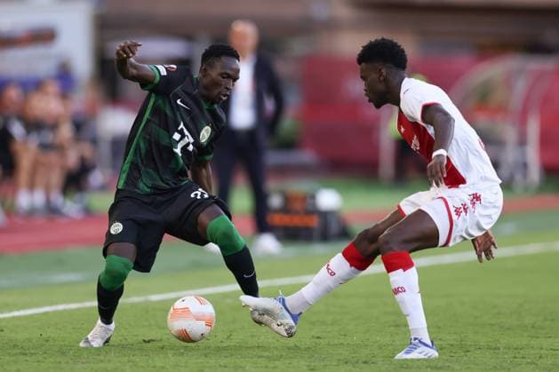 Fußball, EL, AS Monaco - Ferencvaros Budapest Monaco, Monaco, 15th September 2022. Benoit Badiashile of AS Monaco pokes the ball away from Adama Traore of Ferencvaros during the UEFA Europa League match at Stade Louis II, Monaco. Picture credit should read: Jonathan Moscrop Sportimage EDITORIAL USE ONLY. No use with unauthorised audio, video, data, fixture lists, club league logos or live services. Online in-match use limited to 120 images, no video emulation. No use in betting, games or single club league player publications. SPI-1868-0008