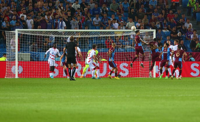 Fußball, EL, Trabzonspor - Roter Stern Belgrad Marek Hamsik , Marc Bartra 3 , Stefano Denswil 24 of Trabzonsor and Strahinja Erakovic 25 of Crvena Zvezda during the UEFA Europa League group H match between Trabzonspor and Crvena Zvezda at Senol Gunes Stadium in Trabzon, Turkey on September 15, 2022. ( hoto by Seskimphoto ) Trabzonspor v Crvena Zvezda 