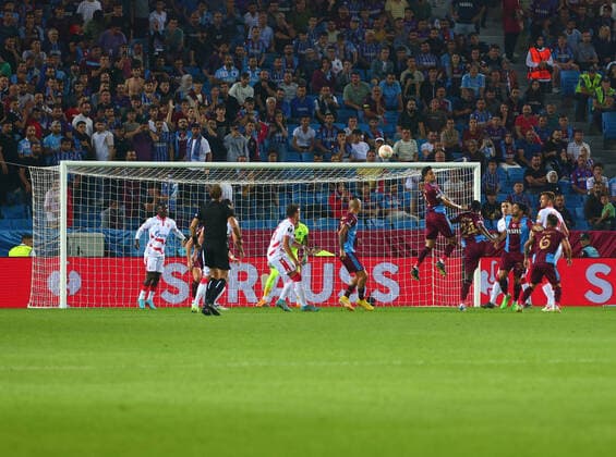 Fußball, EL, Trabzonspor - Roter Stern Belgrad Marek Hamsik , Marc Bartra 3 , Stefano Denswil 24 of Trabzonsor and Strahinja Erakovic 25 of Crvena Zvezda during the UEFA Europa League group H match between Trabzonspor and Crvena Zvezda at Senol Gunes Stadium in Trabzon, Turkey on September 15, 2022. ( hoto by Seskimphoto ) Trabzonspor v Crvena Zvezda 