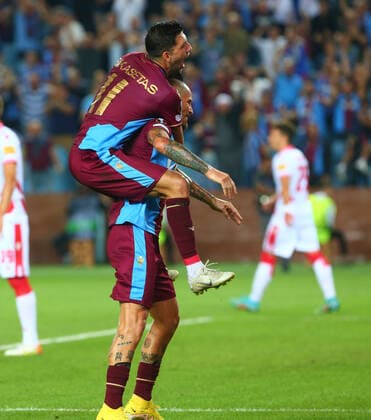 Fußball, EL, Trabzonspor - Roter Stern Belgrad Marek Hamsik 17 of Trabzonsor celebrates after scoring the first goal of his team with Anastasios Bakasetas 11 during the UEFA Europa League group H match between Trabzonspor and Crvena Zvezda at Senol Gunes Stadium in Trabzon, Turkey on September 15, 2022. ( hoto by Seskimphoto ) Trabzonspor v Crvena Zvezda 