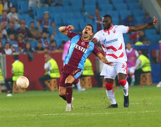 Fußball, EL, Trabzonspor - Roter Stern Belgrad Anastasios Bakasetas (L) of Trabzonsor and Sekou Sanogo (R) of Crvena Zvezda battle for the ball during the UEFA Europa League group H match between Trabzonspor and Crvena Zvezda at Senol Gunes Stadium in Trabzon, Turkey on September 15, 2022. ( hoto by Seskimphoto ) Trabzonspor v Crvena Zvezda 