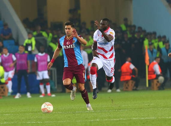 Fußball, EL, Trabzonspor - Roter Stern Belgrad Anastasios Bakasetas (L) of Trabzonsor and Sekou Sanogo (R) of Crvena Zvezda battle for the ball during the UEFA Europa League group H match between Trabzonspor and Crvena Zvezda at Senol Gunes Stadium in Trabzon, Turkey on September 15, 2022. ( hoto by Seskimphoto ) Trabzonspor v Crvena Zvezda 