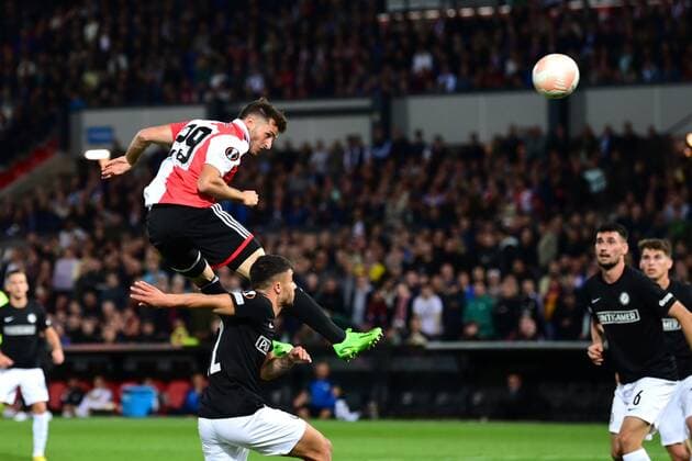 ROTTERDAM lr Santiago Gimenez of Feyenoord scores the 5 0, Jusuf Gazibegovic of Strum Graz during the UEFA Europa League Group F match between Feyenoord and Sturm Graz at Feyenoord Stadium de Kuip on September 15, 2022 in Rotterdam, Netherlands ANP OLAF KRAAK UEFA Europa League group F 2022 2023 xVIxANPxSportx xxANPxIVx 454818402 originalFilename: 454818402.jpg
