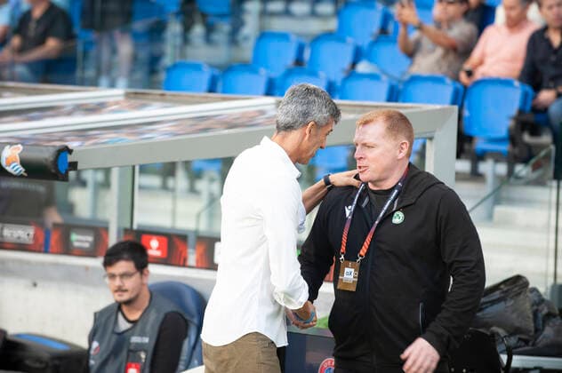 Fußball, EL, Real Sociedad San Sebastian - Omonia Nikosia Partido de la UEFA Europa League 2022-23 entre la Real Sociedad de Futbol y el AC Omonia Nicosia, jugado en el Reale Arena. En la imagen, Imanol Alguacil (Real Sociedad) y Neil Lennon (Omonia) se saludan antes del partido. UEFA Europa League 2022-23 match between Real Sociedad and Omonia Nicosia, played at Reale Arena stadium. In this picture, Imanol Alguacil (Real Sociedad coach) and Neil Lennon (Omonia coach) salute each other before the game. JOSUNExMTZ.xDExALBENIZ 
