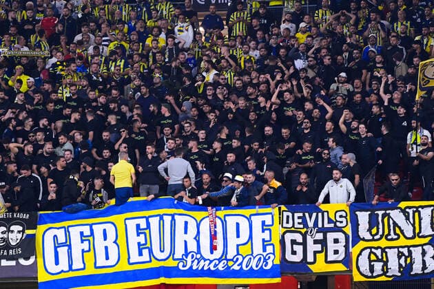 Fußball, EL, Stade Rennes - Fenerbahce IStanbul Les supporters de Fenerbahce - ambiance - FOOTBALL : Rennes vs Fenerbahce - Ligue Europa - Rennes - 15 09 2022 FedericoPestellini Panoramic 