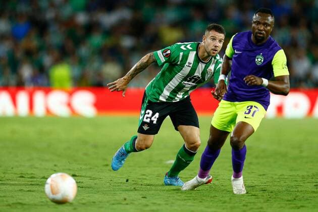 Mandatory Credit: Photo by Pressinphoto Shutterstock (13393484s) Aitor Ruibal of Real Betis and Bernard Tekpetey of Ludogorets Razgrad Real Betis v PFC Ludororets, UEFA Europa League, Group C, date 2. Football, Benito Villamarin Stadium, Sevilla, Spain - 13 Sep 2022 Editorial use only Real Betis v PFC Ludororets, UEFA Europa League, Group C, date 2. Football, Benito Villamarin Stadium, Sevilla, Spain - 13 Sep 2022 Editorial use only Copyright: xPressinphoto Shutterstockx 13393484s