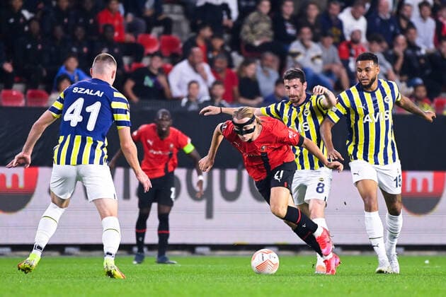 Lovro MAJER ( 21 - Rennes ) - Mert Hakan YandaÅü ( 8 - Fenerbahce ) - Joshua King ( 15 - Fenerbahce ) - FOOTBALL : Rennes vs Fenerbahce - Ligue Europa - Rennes - 15 09 2022 FedericoPestellini Panoramic 