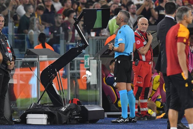 Fußball, EL, AS Rom - HJK Helsinki Soccer, Europa League match AS Roma v Hjk Helsinki Referee Radu Petrescu while consulting the VAR system during the Uefa Europa League match AS Roma v Hjk Helsinki at Olimpico stadium in Rome, Italy, Sep 15th, 2022. Imago-Images Emmefoto Copyright: xImago-Images Emmefotox