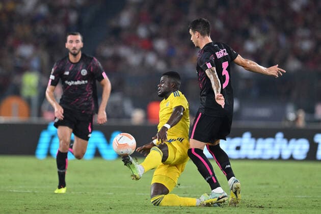 Fußball, EL, AS Rom - HJK Helsinki Foto Alfredo Falcone LaPresse 15 Settembre 2022 - Roma, Italia - calcio - Roma vs hjk Helsinki - Europa League 2022 2023 - Stadio Olimpico. Nella foto: Roger Ibanez of AS Roma Malik Abubakari (HJK Helsinki) Foto Alfredo Falcone LaPresse September 15, 2022 Rome, Italy - sport, soccer - Roma vs hjk Helsinki - Europe League 2022 2023 - Olimpic Stadium. In the pic: Roger Ibanez of AS Roma Malik Abubakari (HJK Helsinki)  Copyright: xAlfredoxFalcone LaPressex
