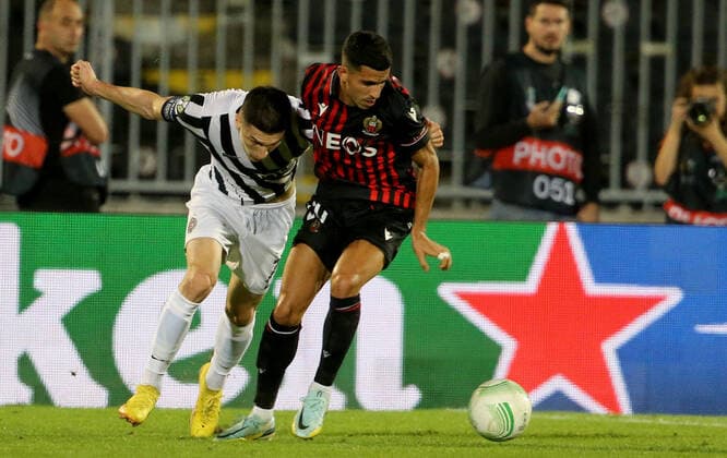 Fußball, ECL, Partizan Belgrad - OGC Nizza Youcef Atal(C) OGC Nice,Slobodan Urosevic(L) Partizan FOOTBALL : Partizan vs OGC Nice - UEFA Conference Ligue - 15 09 2022 AleksandarDjorovic Panoramic 