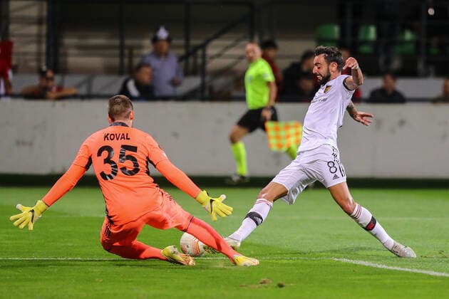 Fußball, EL, Sheriff Tiraspol - Manchester United UEFA Europa League Sheriff Tiraspol v Manchester United, ManU Bruno Fernandes and Maxym Koval during the UEFA Europa League match Sheriff Tiraspol vs Manchester United at Sheriff Sports Complex, Tiraspol, Republic of Moldova, 15th September 2022 (Photo by Stefan Constantin News Images) Tiraspol Sheriff Sports Complex Transnistria Republic of Moldova Copyright: xStefanxConstantin NewsxImagesx