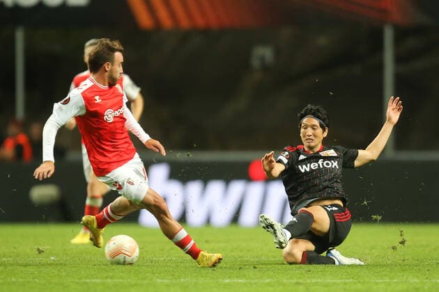 Fußball, EL, Sporting Braga - 1. FC Union Berlin FOOTBALL, FUSSBALL - Andre Horta (L) of SC Braga challenges Haraguchi of FC Union Berlin during the Europa League match between SC Braga and FC Union Berlin. Estadio Municipal de Braga, Portugal, 15th September 2022. Photo: IMAGO Pedro Benavente