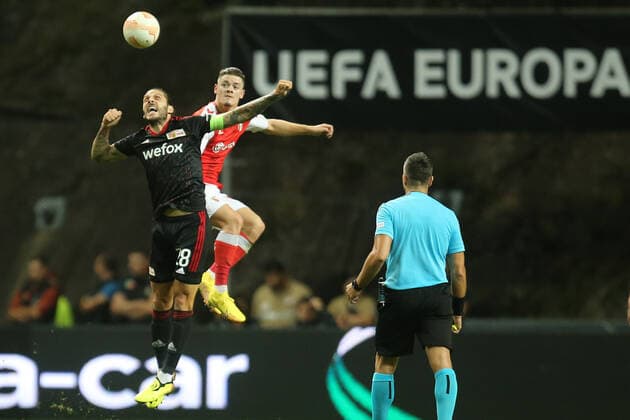 Fußball, EL, Sporting Braga - 1. FC Union Berlin FOOTBALL, FUSSBALL - Vitinha (R) of SC Braga challenges Trimmel of FC Union Berlin during the Europa League match between SC Braga and FC Union Berlin. Estadio Municipal de Braga, Portugal, 15th September 2022. Photo: IMAGO Pedro Benavente