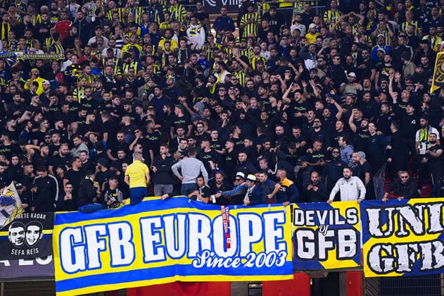 Fußball, EL, Stade Rennes - Fenerbahce IStanbul Les supporters de Fenerbahce - ambiance - FOOTBALL : Rennes vs Fenerbahce - Ligue Europa - Rennes - 15 09 2022 FedericoPestellini Panoramic 