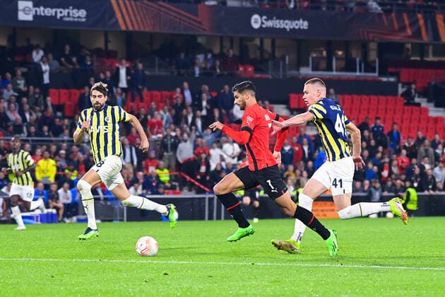 Martin Terrier ( 7 - Rennes ) - Luan Peres ( 28 - Fenerbahce ) - Attila Szalai ( 41 - Fenerbahce ) - FOOTBALL : Rennes vs Fenerbahce - Ligue Europa - Rennes - 15 09 2022 FedericoPestellini Panoramic 