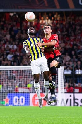 Sport Bilder des Tages Arthur THEATE ( 5 - Rennes ) - Enner Valencia ( 13 - Fenerbahce ) - FOOTBALL : Rennes vs Fenerbahce - Ligue Europa - Rennes - 15 09 2022 FedericoPestellini Panoramic 