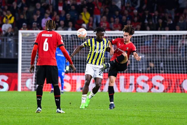 Arthur THEATE ( 5 - Rennes ) - Michy Batshuayi ( 23 - Fenerbahce ) - FOOTBALL : Rennes vs Fenerbahce - Ligue Europa - Rennes - 15 09 2022 FedericoPestellini Panoramic 