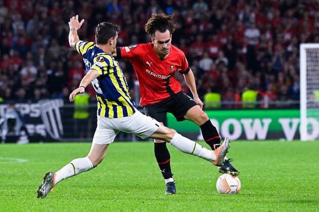 Arthur THEATE ( 5 - Rennes ) - Mert Hakan YandaÅü ( 8 - Fenerbahce ) - FOOTBALL : Rennes vs Fenerbahce - Ligue Europa - Rennes - 15 09 2022 FedericoPestellini Panoramic 