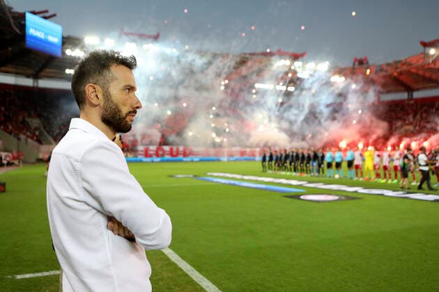 (220916) -- PIRAEUS, Sept. 16, 2022 -- Olympiacos head coach Carlos Corberan Vallet is seen before the UEFA Europa League group G match between Olympiacos and SC Freiburg at Georgios Karaiskakis Stadium in Piraeus, Greece on Sept. 15, 2022. (Photo by Panagiotis Moschandreou Xinhua) (SP)GREECE-PIRAEUS-SOCCER-EUROPA LEAGUE-OLYMPIACOS VS SC FREIBURG YuxShuaishuai 