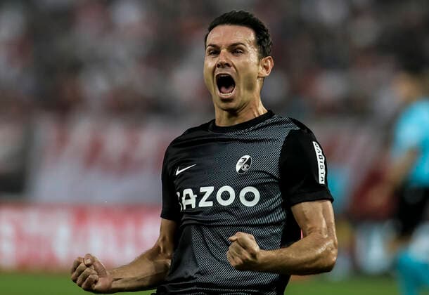 (220916) -- PIRAEUS, Sept. 16, 2022 -- Freiburg s Nicolas H?fler reacts after scoring during the UEFA Europa League group G match between Olympiacos and SC Freiburg at Georgios Karaiskakis Stadium in Piraeus, Greece on Sept. 15, 2022. (Photo by Panagiotis Moschandreou Xinhua) (SP)GREECE-PIRAEUS-SOCCER-EUROPA LEAGUE-OLYMPIACOS VS SC FREIBURG YuxShuaishuai 