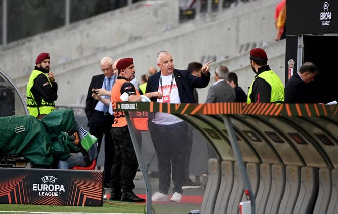 Football, Men, 2022 2023 season, Europa League, Sporting Braga 1 FC Union Berlin 1 0, Group stage, Group D, Matchday 2 , President Dirk Zingler M , 1 FC Union complains inside to a head coach that he was not let through to his seat in the upper stand area by a steward, 15 09 2022, Copyright: xMatthiasxKochx
