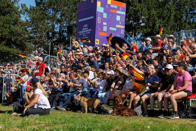 PRATONI - FEI Eventing World Championship, WM, Weltmeisterschaft 2022, PRATONI - FEI Eventing World Championship 2022 Zuschauer, Fans, Team Germany Impressionen am Rande Dressage Test - Session 2 Teilprüfung Dressur - 2. Teil Pratoni de Vivaro, Centro Equestre Federale 16. September 2022 - *** PRATONI FEI Eventing World Championship 2022, PRATONI FEI Eventing World Championship 2022 Spectators, Fans, Team Germany Impressions on the sidelines Dressage Test Session 2 Partial Dressage Test 2 Part Pratoni de Vivaro, Centro Equestre Federale 16 September 2022