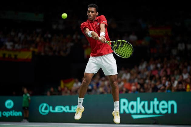 (220917) -- VALENCIA, Sept. 17, 2022 -- Felix Auger Aliassime of Canada returns a ball in the men s singles match against Carlos Alcaraz of Spain during the group B match between Spain and Canada at the Davis Cup tennis tournament in Valencia, Spain, on Sept. 16, 2022. (Str Xinhua) (SP)SPAIN-VALENCIA-TENNIS-DAVIS CUP-SPAIN VS CANADA MengxDingbo 