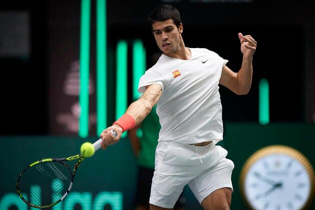 (220917) -- VALENCIA, Sept. 17, 2022 -- Carlos Alcaraz of Spain returns a ball in the men s singles match against Felix Auger Aliassime of Canada during the group B match between Spain and Canada at the Davis Cup tennis tournament in Valencia, Spain, on Sept. 16, 2022. (Str Xinhua) (SP)SPAIN-VALENCIA-TENNIS-DAVIS CUP-SPAIN VS CANADA MengxDingbo 