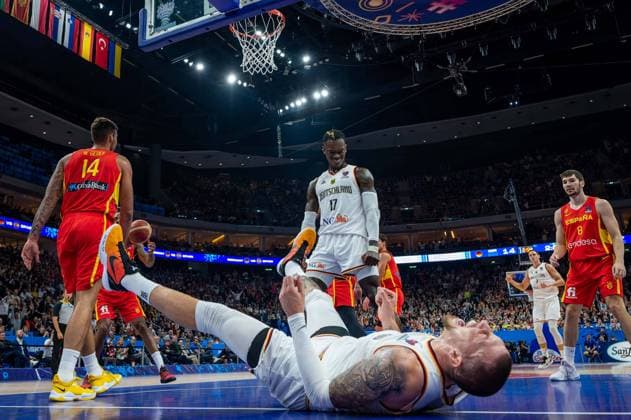 Basketball Berlin 16 09 2022 Eurobasket 2022 Semifinals Germany GER Spain ESP Dennis Schröder Schroeder Germany, No 17 Schröder Schroder cheers a basket by Daniel Theis Germany, No 10