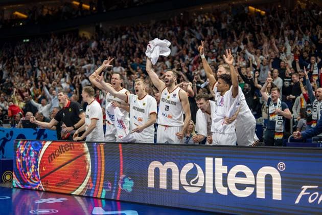 Basketball Berlin 16 09 2022 Eurobasket 2022 Semifinals Germany GER Spain ESP Cheers Germany Justus Hollatz Germany, No 21 Johannes Voigtmann Germany, No 07 Nils Giffey Germany, No 05 Jonas Wohlfarth Bottermann Germany, No 18 Franz Wagner Germany, No 09 Maodo Lo Germany, No 04 vlnr