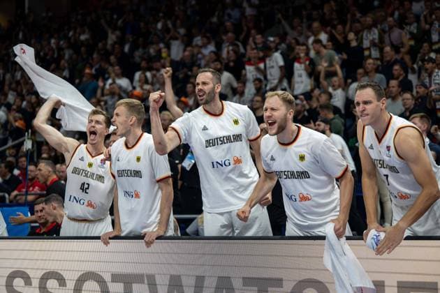 Basketball Berlin 16 09 2022 Eurobasket 2022 Semifinals Germany GER Spain ESP Cheers Germany Andreas Obst Germany, No 42 Nils Giffey Germany, No 05 Jonas Wohlfarth Bottermann Germany, No 18 Christian Sengfelder Germany, No 43 Johannes Voigtmann Germany, No 07 vlnr