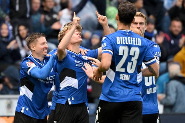 Sport Themen der Woche KW37 Bielefeld, Schueco Arena, 17.09.22, GER, Herren, 2.Bundesliga, Saison 2022-2023, DSC Arminia Bielefeld - KSV Holstein Kiel Bild: Robin Hack (Bielefeld) jubelt nach seinem Tor zum 1:0 Nur fuer journalistische Zwecke! Only for editorial use! Gemaess den Vorgaben der DFL Deutsche Fußball Liga ist es untersagt, in dem Stadion und oder vom Spiel angefertigte Fotoaufnahmen in Form von Sequenzbildern und oder videoaehnlichen Fotostrecken zu verwerten bzw. verwerten zu lassen. DFL regulations prohibit any use of photographs as image sequences and or quasi-video. Nordrhein-Westfalen Deutschland *** Bielefeld, Schueco Arena, 17 09 22, GER, Men, 2 Bundesliga, Season 2022 2023, DSC Arminia Bielefeld KSV Holstein Kiel Picture Robin Hack Bielefeld cheers after his goal to 1 0 Only for journalistic use Only for editorial use According to the DFL Deutsche Fußball Liga regulations it is prohibited, DFL regulations prohibit any use of photographs as image sequences and or quasi video North Rhine Westphalia Germany