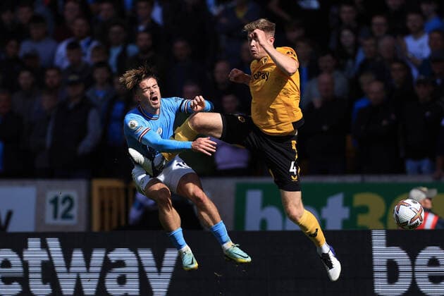 Bilder des Jahres 2022, Sport 09 September Sport Themen der Woche KW37 Football - Premier League - Wolverhampton Wanderers v Manchester City 17th September 2022 - Premier League - Wolverhampton Wanderers v Manchester City - Nathan Collins of Wolverhampton Wanderers fouls Jack Grealish of Manchester City which leads to him receiving a red card - Photo: Simon Stacpoole Offside. Wolverhampton England UK *** Fußball Premier League Wolverhampton Wanderers gegen Manchester City 17. September 2022 Premier League Wolverhampton Wanderers gegen Manchester City Nathan Collins von Wolverhampton Wanderers foult Jack Grealish von Manchester City und erhält dafür die Rote Karte Foto Simon Stacpoole Abseits Wolverhampton England UK  Copyright: xSimonxStacpoolexOffside 775839473