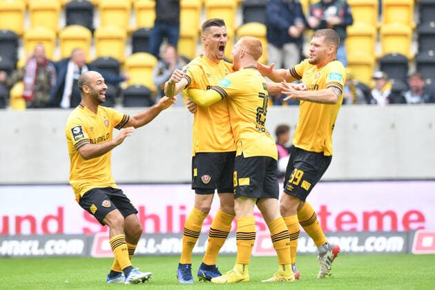 Sport Themen der Woche KW37 Stefan Kutschke (SG Dynamo Dresden) erzielt das 1:0, Akaki Gogia (SG Dynamo Dresden) li., Paul Will (SG Dynamo Dresden) 2.v.re. und Kevin Ehlers (SG Dynamo Dresden) re., gratulieren. SG Dynamo Dresden vs. FC Ingolstadt 04, Fussball, 3. Liga, 9. Spieltag, Saison 2022 2023, 17.09.2022 DFB DFL REGULATIONS PROHIBIT ANY USE OF PHOTOGRAPHS AS IMAGE SEQUENCES AND OR QUASI-VIDEO SG Dynamo Dresden vs. FC Ingolstadt 04, Fussball, 3. Liga, 9. Spieltag, Saison 2022 2023, 17.09.2022 Dresden *** Stefan Kutschke SG Dynamo Dresden scores the 1 0, Akaki Gogia SG Dynamo Dresden left , Paul Will SG Dynamo Dresden 2 v right and Kevin Ehlers SG Dynamo Dresden right , congratulate SG Dynamo Dresden vs FC Ingolstadt 04, Football, 3 Liga, 9 Spieltag, Saison 2022 2023, 17 09 2022 DFB DFL REGULATIONS PROHIBIT ANY USE OF PHOTOGRAPHS AS IMAGE SEQUENCES AND OR QUASI VIDEO SG Dynamo Dresden vs FC Ingolstadt 04, Football, 3 Liga, 9 Spieltag, Saison 2022 2023, 17 09 2022 Dresden Copyright: xEibner-Pressefoto BertxHarzerx EP_EER