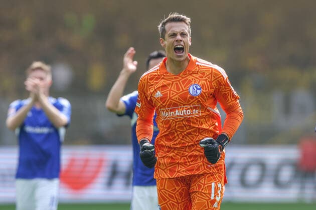 Sport Themen der Woche KW37 17.09.2022, Fussball, Saison 2022 2023, 1. Bundesliga, 7. Spieltag, Borussia Dortmund - FC Schalke 04, Alexander Schwolow (FC Schalke 04) Foto: Tim Rehbein RHR-FOTO Dortmund Westfalenstadion NRW Deutschland xRHR-FOTO TRx *** 17 09 2022, football, season 2022 2023, 1 Bundesliga, 7 matchday, Borussia Dortmund FC Schalke 04, Alexander Schwolow FC Schalke 04 photo Tim Rehbein RHR FOTO Dortmund Westfalenstadion NRW Germany xRHR FOTO TRx