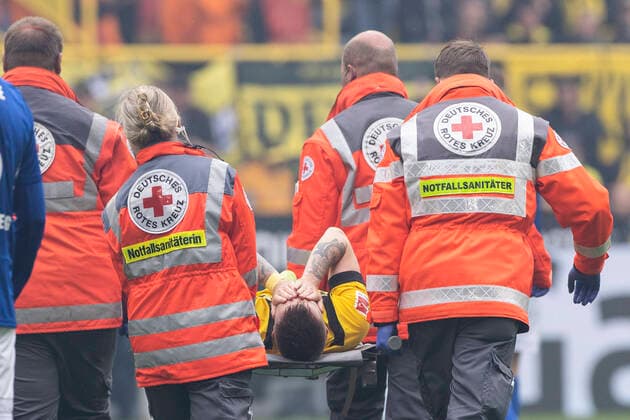 Bilder des Jahres 2022, Sport 09 September Sport Themen der Woche KW37 Fußball: 1. Bundesliga, Saison 2022 2023, 7. Spieltag, Borussia Dortmund - FC Schalke 04 am 17.09.2022 in Dortmund (Nordrhein-Westfalen). Dortmunds Marco Reus wird verletzt vom Platz getragen WICHTIGER HINWEIS: Gemäß den Vorgaben der DFL Deutsche Fußball Liga bzw. des DFB Deutscher Fußball-Bund ist es untersagt, in dem Stadion und oder vom Spiel angefertigte Fotoaufnahmen in Form von Sequenzbildern und oder videoähnlichen Fotostrecken zu verwerten bzw. verwerten zu lassen. *** Soccer 1 Bundesliga, season 2022 2023, 7 match day, Borussia Dortmund FC Schalke 04 on 17 09 2022 in Dortmund North Rhine Westphalia Dortmunds Marco Reus is carried off the pitch injured IMPORTANT NOTE According to the requirements of the DFL German Football League and the DFB German Football Association is prohibited in the stadium and or from the game made photographs in the form of sequence pictures and or video-like photo series to exploit or exploit to let Copyright: xKirchner MarcoxSteinbrennerx