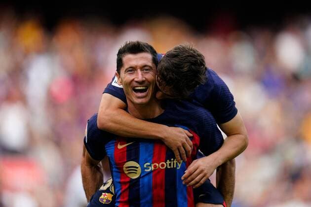 Bilder des Jahres 2022, Sport 09 September Sport Themen der Woche KW37 Sport Bilder des Tages Mandatory Credit: Photo by Pressinphoto Shutterstock (13397446w) Robert Lewandowski of FC Barcelona, Barca celebrates his goal with Pablo Martin Gavira Gavi FC Barcelona v Elche CF, La Liga, date 6. Football, Spotity Camp Nou Stadium, Barcelona, Spain - 17 Sep 2022 EDITORIAL USE ONLY No use with unauthorised audio, video, data, fixture lists (outside the EU), club league logos or live services. Online in-match use limited to 45 images (+15 in extra time). No use to emulate moving images. No use in betting, games or single club league player publications services. FC Barcelona v Elche CF, La Liga, date 6. Football, Spotity Camp Nou Stadium, Barcelona, Spain - 17 Sep 2022 EDITORIAL USE ONLY No use with unauthorised audio, video, data, fixture lists (outside the EU), club league logos or live services. Online in-match use limited to 45 images (+15 in extra time). No use to emulate moving images. No use in betting, games or  Copyright: xPressinphoto Shutterstockx 13397446w