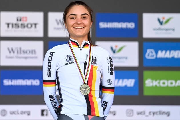 Bilder des Jahres 2022, Sport 09 September Sport Themen der Woche KW37 Ricarda Bauernfeind of Germany , winner of the bronze medal pictured on the podium of the women U23 individual time trial at the UCI Road World Championships Cycling 2022, in Wollongong, Australia, Sunday 18 September 2022. The Worlds are taking place from 18 to 25 September. DIRKxWAEM  x44865102x
