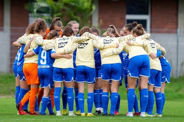 TSG 1899 Hoffenheim II U20 , players swear in with a team circle before kickoff, circle, team circle, concentration, camaraderie, speech, motivation, 18 09 2022, St Leon Rot Germany , Football, 2 Women Bundesliga, TSG 1899 Hoffenheim II U20 1 FC Köln II U20 , 18 09 2022, St Leon Rot Germany , Football, 2 Women Bundesliga, TSG 1899 Hoffenheim II U20 1 FC Köln II U20 , DFB DFL REGULATES PROHIBIT ANY USE OF PHOTOGRAPHS AS IMAGE SEQUENCES AND OR QUASI VIDEO xozx