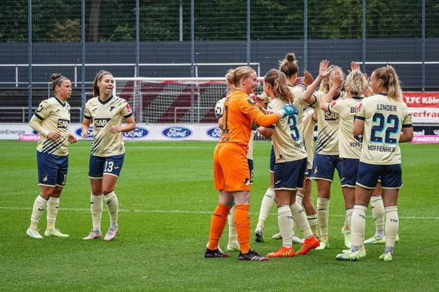 Cologne, Germany, September 17th 2022: TSG Hoffenheim team huddle prior to the FLYERALARM Frauen-Bundesliga match between 1. FC Koeln and TSG Hoffenheim at Franz-Kremer-Stadium, Cologne. (Norina Toenges Sports Press Photo SPP) Copyright: xNorinaxToenges SportsxPressxPhotx spp-en-NoToPrPh-1FC - TSG 6 von 7