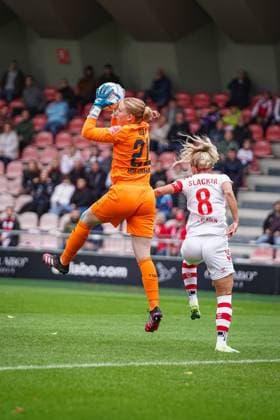 Cologne, Germany, September 17th 2022: Goalkeeper Laura Dick (21 Hoffenheim) saves the ball prior to Mandy Islacker (8 Koeln) during the FLYERALARM Frauen-Bundesliga match between 1. FC Koeln and TSG Hoffenheim at Franz-Kremer-Stadium, Cologne. (Norina Toenges Sports Press Photo SPP) Copyright: xNorinaxToenges SportsxPressxPhotx spp-en-NoToPrPh-1FC - TSG 7 von 7