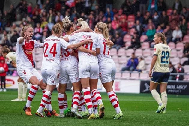 Cologne, Germany, September 17th 2022: Players of 1. FC Koeln celebrate their first goal during the FLYERALARM Frauen-Bundesliga match between 1. FC Koeln and TSG Hoffenheim at Franz-Kremer-Stadium, Cologne. (Norina Toenges Sports Press Photo SPP) Copyright: xNorinaxToenges SportsxPressxPhotx spp-en-NoToPrPh-1FC - TSG 11 von 4