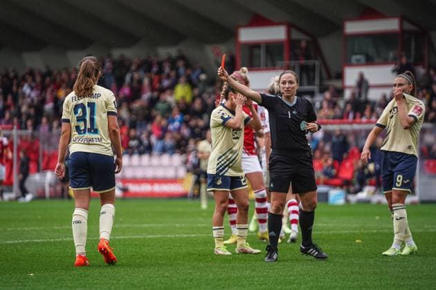Cologne, Germany, September 17th 2022: Jana Feldkamp (31 Hoffenheim) receives a red card during the FLYERALARM Frauen-Bundesliga match between 1. FC Koeln and TSG Hoffenheim at Franz-Kremer-Stadium, Cologne. (Norina Toenges Sports Press Photo SPP) Copyright: xNorinaxToenges SportsxPressxPhotx spp-en-NoToPrPh-1FC - TSG 18 von 7